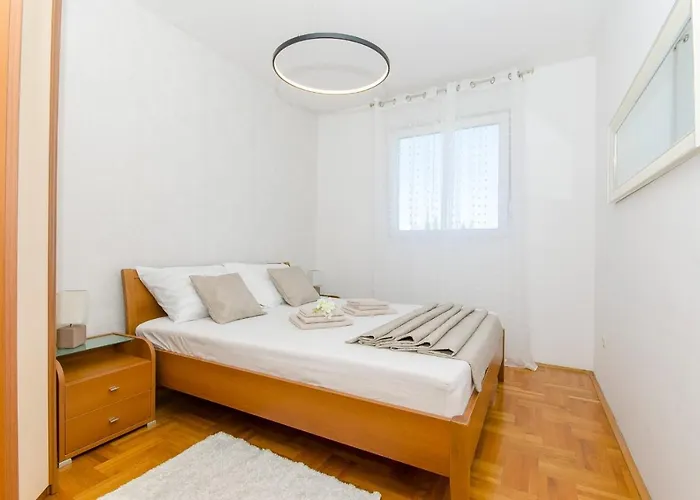 Three Bedroom With Sea View And Secure Private Garage Apartamento *
