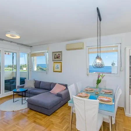 Modern With Sea View And Secure Garage Apartment